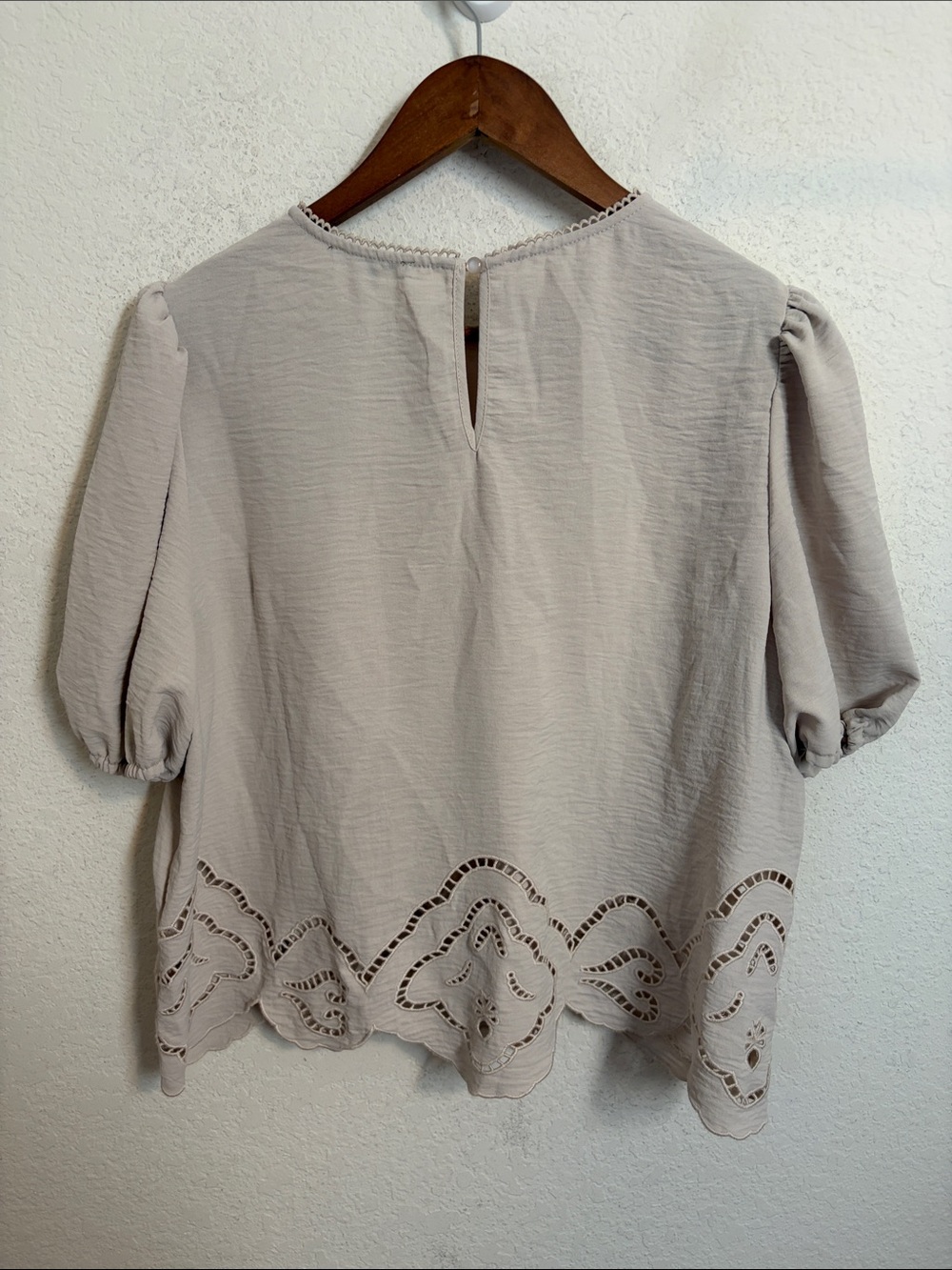 Adrianna Papell Large Beige Puff Sleeve Eyelet Scallop Hem Blouse Boho Romantic - Picture 7 of 7